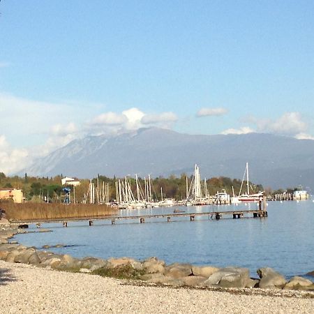 The Flowers Apartments 2 Desenzano del Garda Luaran gambar