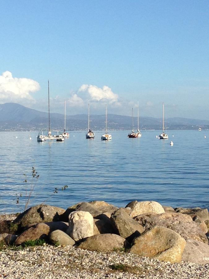 The Flowers Apartments 2 Desenzano del Garda Luaran gambar