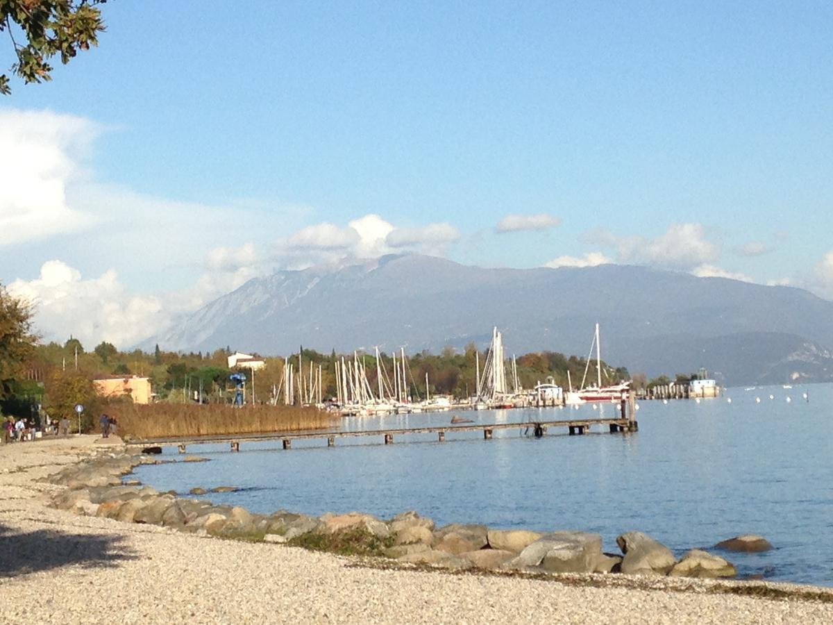 The Flowers Apartments 2 Desenzano del Garda Luaran gambar